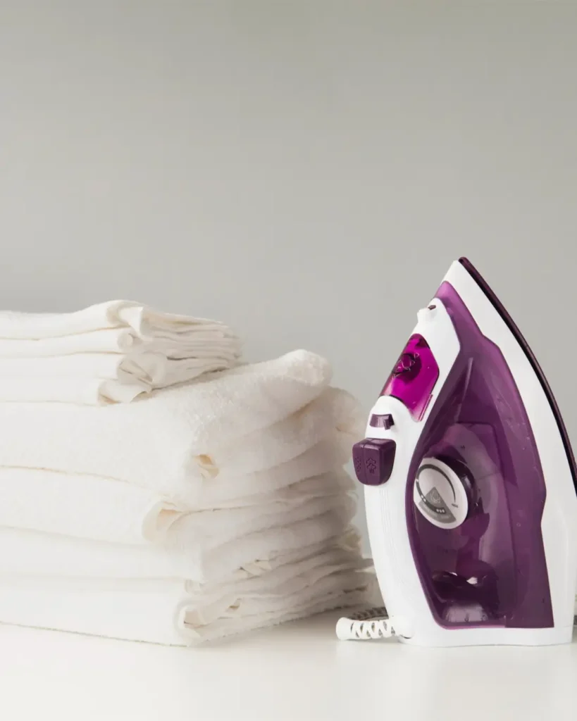Žehlička s uterákmi na stole